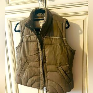 Vest size S.